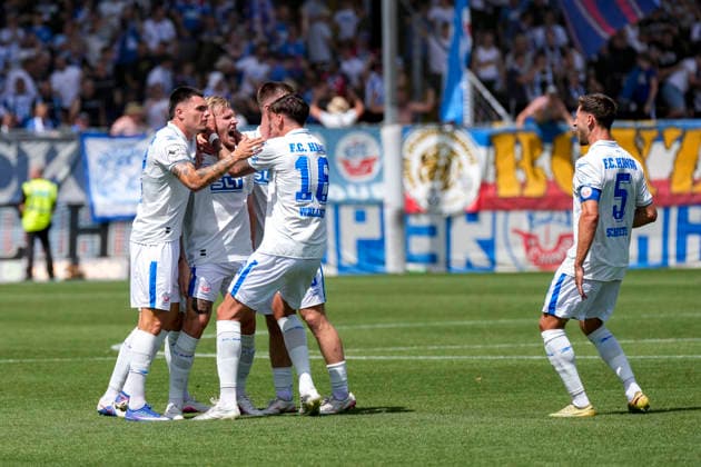 Spieler vom F.C. Hansa Rostock, jubeln über das Tor zum 0:1, Jubel, Torjubel, Torerfolg, celebrate the goal, goal, celebration, jubelt ueber das Tor, Freuen, Freude, freut sich, optimistisch, positiv, Spielszene, Highlight, Action, Aktion, 09.08.2026, Sinsheim (Deutschland), Fussball, 3. Liga, TSG 1899 Hoffenheim II - Hansa Rostock, DFB DFL REGULATIONS PROHIBIT ANY USE OF PHOTOGRAPHS AS IMAGE SEQUENCES AND OR QUASI-VIDEO. *** Players from F.C. Hansa Rostock celebrate the goal that makes the score 0–1, Celebration, goal celebration, goal scored, celebrating the goal, goal, celebration, celebrating the goal, joy, happiness, happy, optimistic, positive, game scene, highlight, action, 09 08 2026, Sinsheim, Germany, soccer, 3rd Division, TSG 1899 Hoffenheim II vs. Hansa Rostock, DFB and DFL regulations prohibit any use of photographs as image sequences and or quasi-video xozx