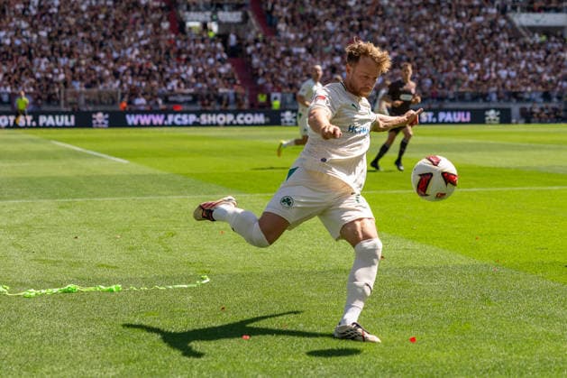 Dennis Srbeny (SpVgg Greuther Fuerth, 07) klaert den Ball, GER, FC St. Pauli vs. SpVgg Greuther Fuerth, Fussball, 2. Bundesliga, Spieltag 1, Saison 2026 2027, 09.08.2026 DFL REGULATIONS PROHIBIT ANY USE OF PHOTOGRAPHS AS IMAGE SEQUENCES AND OR QUASI-VIDEO GER, FC St. Pauli vs. SpVgg Greuther Fuerth, Fussball, 2. Bundesliga, Spieltag 1, Saison 2026 2027, 09.08.2026 Hamburg *** Dennis Srbeny, SpVgg Greuther Fürth, No. 07, clears the ball, GER, FC St. Pauli vs. SpVgg Greuther Fürth, Soccer, 2. Bundesliga, Matchday 1, 2026–2027 Season, August 9, 2026 DFL regulations prohibit any use of photographs as image sequences and or quasi-video, GER, FC St. Pauli vs. SpVgg Greuther Fürth, Soccer, 2. Bundesliga, Matchday 1, 2026–2027 Season, August 9, 2026, Hamburg Copyright: xEibner-Pressefoto MaxxVincenx EP_MVN