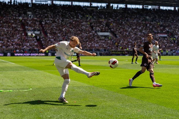 Dennis Srbeny (SpVgg Greuther Fuerth, 07) klaert den Ball, GER, FC St. Pauli vs. SpVgg Greuther Fuerth, Fussball, 2. Bundesliga, Spieltag 1, Saison 2026 2027, 09.08.2026 DFL REGULATIONS PROHIBIT ANY USE OF PHOTOGRAPHS AS IMAGE SEQUENCES AND OR QUASI-VIDEO GER, FC St. Pauli vs. SpVgg Greuther Fuerth, Fussball, 2. Bundesliga, Spieltag 1, Saison 2026 2027, 09.08.2026 Hamburg *** Dennis Srbeny, SpVgg Greuther Fürth, No. 07, clears the ball, GER, FC St. Pauli vs. SpVgg Greuther Fürth, Soccer, 2. Bundesliga, Matchday 1, 2026–2027 Season, August 9, 2026 DFL regulations prohibit any use of photographs as image sequences and or quasi-video, GER, FC St. Pauli vs. SpVgg Greuther Fürth, Soccer, 2. Bundesliga, Matchday 1, 2026–2027 Season, August 9, 2026, Hamburg Copyright: xEibner-Pressefoto MaxxVincenx EP_MVN