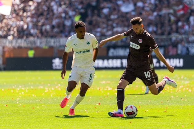 Branimir Hrgota (FC St. Pauli, 10) Torschuss Torchance, Sacha Banse (SpVgg Greuther Fuerth, 06), GER, FC St. Pauli vs. SpVgg Greuther Fuerth, Fussball, 2. Bundesliga, Spieltag 1, Saison 2026 2027, 09.08.2026 DFL REGULATIONS PROHIBIT ANY USE OF PHOTOGRAPHS AS IMAGE SEQUENCES AND OR QUASI-VIDEO GER, FC St. Pauli vs. SpVgg Greuther Fuerth, Fussball, 2. Bundesliga, Spieltag 1, Saison 2026 2027, 09.08.2026 Hamburg *** Branimir Hrgota, FC St. Pauli, 10 shots on goal, scoring chances; Sacha Banse, SpVgg Greuther Fürth, 06, GER, FC St. Pauli vs. SpVgg Greuther Fürth, Soccer, 2. Bundesliga, Matchday 1, 2026–2027 Season, August 9, 2026 DFL regulations prohibit any use of photographs as image sequences and or quasi-video, GER, FC St. Pauli vs. SpVgg Greuther Fürth, Soccer, 2. Bundesliga, Matchday 1, 2026–2027 Season, August 9, 2026, Hamburg Copyright: xEibner-Pressefoto MaxxVincenx EP_MVN