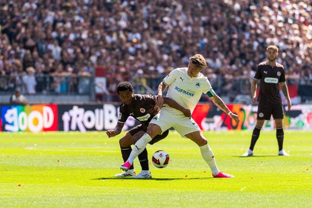 Joel Chima Fujita (FC St. Pauli, 16) im Zweikampf mit Felix Klaus (SpVgg Greuther Fuerth, 30), GER, FC St. Pauli vs. SpVgg Greuther Fuerth, Fussball, 2. Bundesliga, Spieltag 1, Saison 2026 2027, 09.08.2026 DFL REGULATIONS PROHIBIT ANY USE OF PHOTOGRAPHS AS IMAGE SEQUENCES AND OR QUASI-VIDEO GER, FC St. Pauli vs. SpVgg Greuther Fuerth, Fussball, 2. Bundesliga, Spieltag 1, Saison 2026 2027, 09.08.2026 Hamburg *** Joel Chima Fujita (FC St. Pauli), 16, in a tackle with Felix Klaus (SpVgg Greuther Fürth), 30, GER, FC St. Pauli vs. SpVgg Greuther Fürth, soccer, 2. Bundesliga, Matchday 1, 2026–2027 season, August 9, 2026 DFL regulations prohibit any use of photographs as image sequences and or quasi-video, GER, FC St. Pauli vs. SpVgg Greuther Fürth, Soccer, 2. Bundesliga, Matchday 1, 2026–2027 Season, August 9, 2026, Hamburg Copyright: xEibner-Pressefoto MaxxVincenx EP_MVN