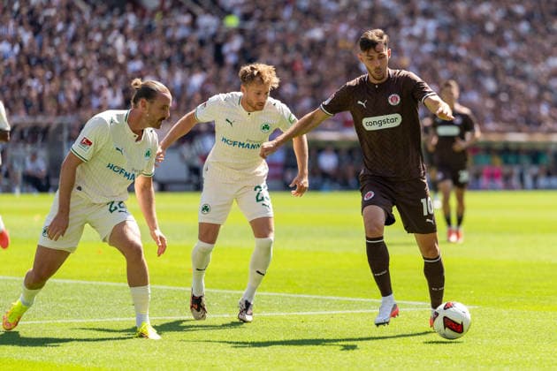 Branimir Hrgota (FC St. Pauli, 10) im Dribbling, Jannis Heuer (SpVgg Greuther Fuerth, 22), Jannik Dehm (SpVgg Greuther Fuerth, 23), GER, FC St. Pauli vs. SpVgg Greuther Fuerth, Fussball, 2. Bundesliga, Spieltag 1, Saison 2026 2027, 09.08.2026 DFL REGULATIONS PROHIBIT ANY USE OF PHOTOGRAPHS AS IMAGE SEQUENCES AND OR QUASI-VIDEO GER, FC St. Pauli vs. SpVgg Greuther Fuerth, Fussball, 2. Bundesliga, Spieltag 1, Saison 2026 2027, 09.08.2026 Hamburg *** Branimir Hrgota, FC St. Pauli, 10 (dribbling), Jannis Heuer, SpVgg Greuther Fürth, 22, Jannik Dehm, SpVgg Greuther Fürth, 23, GER, FC St. Pauli vs. SpVgg Greuther Fürth, soccer, 2. Bundesliga, Matchday 1, 2026–2027 season, August 9, 2026 DFL regulations prohibit any use of photographs as image sequences and or quasi-video, GER, FC St. Pauli vs. SpVgg Greuther Fürth, Soccer, 2. Bundesliga, Matchday 1, 2026–2027 Season, August 9, 2026, Hamburg Copyright: xEibner-Pressefoto MaxxVincenx EP_MVN