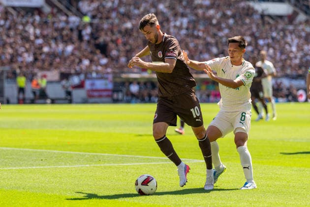 Branimir Hrgota (FC St. Pauli, 10) im Dribbling, Sacha Banse (SpVgg Greuther Fuerth, 06), GER, FC St. Pauli vs. SpVgg Greuther Fuerth, Fussball, 2. Bundesliga, Spieltag 1, Saison 2026 2027, 09.08.2026 DFL REGULATIONS PROHIBIT ANY USE OF PHOTOGRAPHS AS IMAGE SEQUENCES AND OR QUASI-VIDEO GER, FC St. Pauli vs. SpVgg Greuther Fuerth, Fussball, 2. Bundesliga, Spieltag 1, Saison 2026 2027, 09.08.2026 Hamburg *** Branimir Hrgota, FC St. Pauli, dribbling, No. 10; Sacha Banse, SpVgg Greuther Fürth, No. 06, GER; FC St. Pauli vs. SpVgg Greuther Fürth, soccer, 2. Bundesliga, Matchday 1, 2026–2027 season, August 9, 2026 DFL regulations prohibit any use of photographs as image sequences and or quasi-video, GER, FC St. Pauli vs. SpVgg Greuther Fürth, soccer, 2. Bundesliga, Matchday 1, 2026–2027 season, August 9, 2026, Hamburg Copyright: xEibner-Pressefoto MaxxVincenx EP_MVN