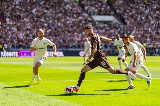 Branimir Hrgota (FC St. Pauli, 10) Torschuss Torchance, GER, FC St. Pauli vs. SpVgg Greuther Fuerth, Fussball, 2. Bundesliga, Spieltag 1, Saison 2026 2027, 09.08.2026 DFL REGULATIONS PROHIBIT ANY USE OF PHOTOGRAPHS AS IMAGE SEQUENCES AND OR QUASI-VIDEO GER, FC St. Pauli vs. SpVgg Greuther Fuerth, Fussball, 2. Bundesliga, Spieltag 1, Saison 2026 2027, 09.08.2026 Hamburg *** Branimir Hrgota, FC St. Pauli, 10 shots on goal, scoring chances, GER, FC St. Pauli vs. SpVgg Greuther Fürth, soccer, 2. Bundesliga, Matchday 1, 2026–2027 season, August 9, 2026 DFL regulations prohibit any use of photographs as image sequences and or quasi-video, GER, FC St. Pauli vs. SpVgg Greuther Fürth, Soccer, 2. Bundesliga, Matchday 1, 2026–2027 Season, August 9, 2026, Hamburg Copyright: xEibner-Pressefoto MaxxVincenx EP_MVN