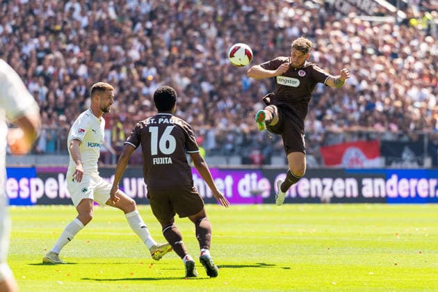 Marcus Mathisen (FC St. Pauli, 06) klaert akrobatisch, GER, FC St. Pauli vs. SpVgg Greuther Fuerth, Fussball, 2. Bundesliga, Spieltag 1, Saison 2026 2027, 09.08.2026 DFL REGULATIONS PROHIBIT ANY USE OF PHOTOGRAPHS AS IMAGE SEQUENCES AND OR QUASI-VIDEO GER, FC St. Pauli vs. SpVgg Greuther Fuerth, Fussball, 2. Bundesliga, Spieltag 1, Saison 2026 2027, 09.08.2026 Hamburg *** Marcus Mathisen, FC St. Pauli, 06, makes an acrobatic save, GER, FC St. Pauli vs. SpVgg Greuther Fürth, soccer, 2. Bundesliga, Matchday 1, 2026–2027 season, August 9, 2026 DFL regulations prohibit any use of photographs as image sequences and or quasi-video, GER, FC St. Pauli vs. SpVgg Greuther Fürth, Soccer, 2. Bundesliga, Matchday 1, 2026–2027 Season, August 9, 2026, Hamburg Copyright: xEibner-Pressefoto MaxxVincenx EP_MVN