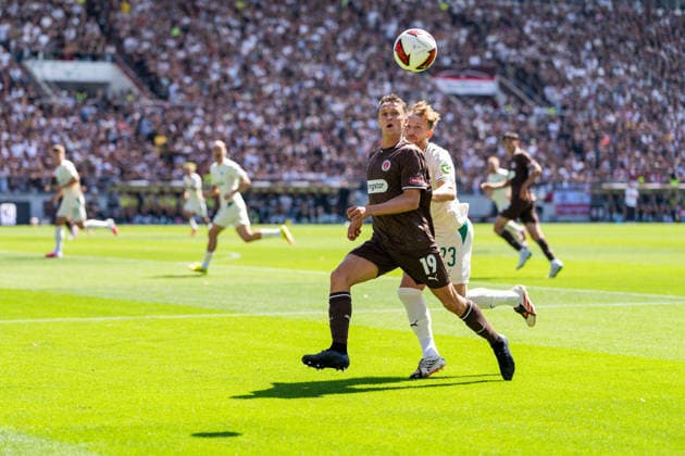 Martijn Kaars (FC St. Pauli, 19) im Dribbling gegen Jannik Dehm (SpVgg Greuther Fuerth, 23), GER, FC St. Pauli vs. SpVgg Greuther Fuerth, Fussball, 2. Bundesliga, Spieltag 1, Saison 2026 2027, 09.08.2026 DFL REGULATIONS PROHIBIT ANY USE OF PHOTOGRAPHS AS IMAGE SEQUENCES AND OR QUASI-VIDEO GER, FC St. Pauli vs. SpVgg Greuther Fuerth, Fussball, 2. Bundesliga, Spieltag 1, Saison 2026 2027, 09.08.2026 Hamburg *** Martijn Kaars (FC St. Pauli), 19, dribbling past Jannik Dehm (SpVgg Greuther Fürth), 23, GER, FC St. Pauli vs. SpVgg Greuther Fürth, soccer, 2. Bundesliga, Matchday 1, 2026–2027 season, August 9, 2026 DFL regulations prohibit any use of photographs as image sequences and or quasi-video, GER, FC St. Pauli vs. SpVgg Greuther Fürth, Soccer, 2. Bundesliga, Matchday 1, 2026–2027 Season, August 9, 2026, Hamburg Copyright: xEibner-Pressefoto MaxxVincenx EP_MVN