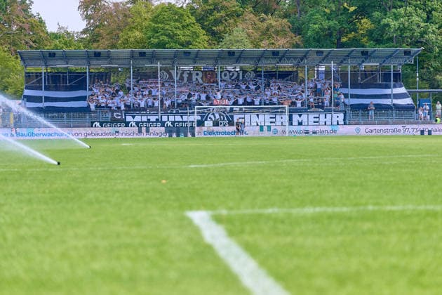 Schalparade der Fans, Ultras, Fankurve des VfR Aalen GER, VfR Aalen vs. SC Freiburg II, Fussball, Herren, Regionalliga Suedwest, 1. Spieltag, Spielzeit 2026 2027, 09.08.2026 GER, VfR Aalen vs. SC Freiburg II, Fussball, Herren, Regionalliga Suedwest, 1. Spieltag, Spielzeit 2026 2027, 09.08.2026 Aalen *** Scarf display by the fans, Ultras, and the VfR Aalen GER fan section; VfR Aalen vs. SC Freiburg II, soccer, men s, Regionalliga Southwest, Matchday 1, 2026–2027 season, August 9, 2026, Germany, VfR Aalen vs. SC Freiburg II, soccer, men’s, Regionalliga Southwest, Matchday 1, 2026–2027 season, August 9, 2026, Aalen Copyright: xEibner-Pressefotox EP_ODS