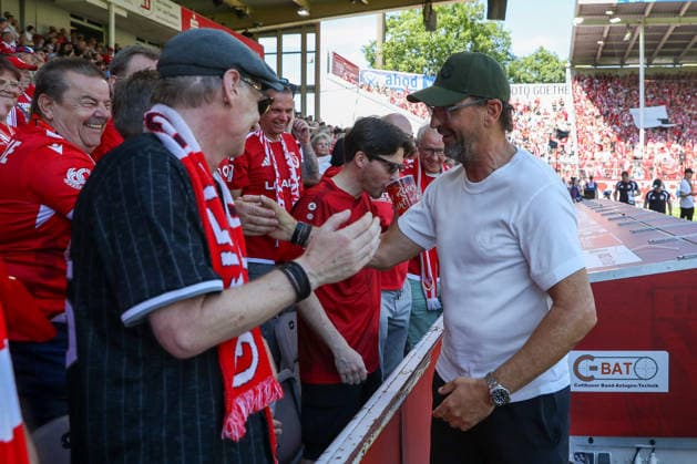 09.08.2026, xtgx, Fussball - 2.Bundesliga Energie Cottbus - Hannover 96 emspor, v.l. Claus Dieter Pele Wollitz (Cottbus, Trainer) bei den Fans (DFL DFB REGULATIONS PROHIBIT ANY USE OF PHOTOGRAPHS as IMAGE SEQUENCES and or QUASI-VIDEO) Cottbus *** August 9, 2026, xtgx, Soccer 2. Bundesliga Energie Cottbus Hannover 96 emspor, from left: Claus Dieter Pele Wollitz Cottbus, Coach among the Fans DFL DFB REGULATIONS PROHIBIT ANY USE OF PHOTOGRAPHS as IMAGE SEQUENCES and or QUASI-VIDEO Cottbus