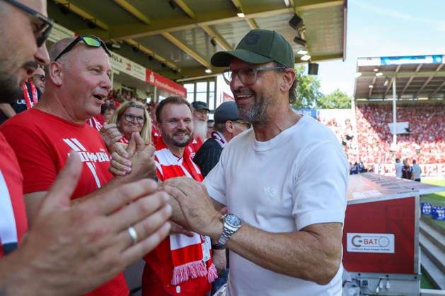 09.08.2026, xtgx, Fussball - 2.Bundesliga Energie Cottbus - Hannover 96 emspor, v.l. Claus Dieter Pele Wollitz (Cottbus, Trainer) bei den Fans (DFL DFB REGULATIONS PROHIBIT ANY USE OF PHOTOGRAPHS as IMAGE SEQUENCES and or QUASI-VIDEO) Cottbus *** August 9, 2026, xtgx, Soccer 2. Bundesliga Energie Cottbus Hannover 96 emspor, from left: Claus Dieter Pele Wollitz Cottbus, Coach among the Fans DFL DFB REGULATIONS PROHIBIT ANY USE OF PHOTOGRAPHS as IMAGE SEQUENCES and or QUASI-VIDEO Cottbus