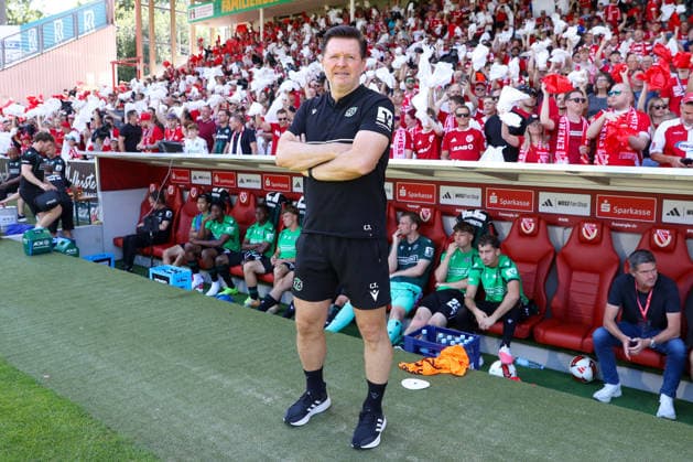 09.08.2026, xtgx, Fussball - 2.Bundesliga Energie Cottbus - Hannover 96 emspor, v.l. Christian Titz (Hannover, Trainer) (DFL DFB REGULATIONS PROHIBIT ANY USE OF PHOTOGRAPHS as IMAGE SEQUENCES and or QUASI-VIDEO) Cottbus *** August 9, 2026, xtgx, Soccer 2. Bundesliga Energie Cottbus Hannover 96 emspor, from left: Christian Titz (Hannover), Coach DFL DFB REGULATIONS PROHIBIT ANY USE OF PHOTOGRAPHS AS IMAGE SEQUENCES AND OR QUASI-VIDEO Cottbus