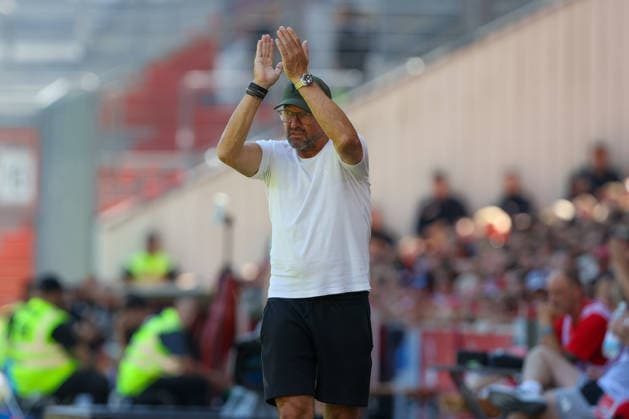 09.08.2026, xtgx, Fussball - 2.Bundesliga Energie Cottbus - Hannover 96 emspor, v.l. Claus Dieter Pele Wollitz (Cottbus, Trainer) gibt Anweisungen, gestikuliert mit den Armen, gesticulate, gives instructions (DFL DFB REGULATIONS PROHIBIT ANY USE OF PHOTOGRAPHS as IMAGE SEQUENCES and or QUASI-VIDEO) Cottbus *** August 9, 2026, xtgx, Soccer, 2. Bundesliga, Energie Cottbus vs. Hannover 96, emspor, from left: Claus, Dieter, Pele, Wollitz (Cottbus), Coach gives instructions, gesturing with his arms, gesticulate, gives instructions DFL DFB REGULATIONS PROHIBIT ANY USE OF PHOTOGRAPHS as IMAGE SEQUENCES and or QUASI-VIDEO Cottbus