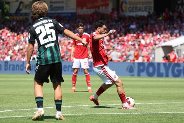 10 Tolcay Cigerci (Energie Cottbus) beim Torschuss Fussball 2. Bundesliga 2026 2027 FC Energie Cottbus - Hannover 96 *** 10 Tolcay Cigerci, Energie Cottbus, taking a shot on goal; Soccer; 2. Bundesliga; 2026–2027; FC Energie Cottbus vs. Hannover 96