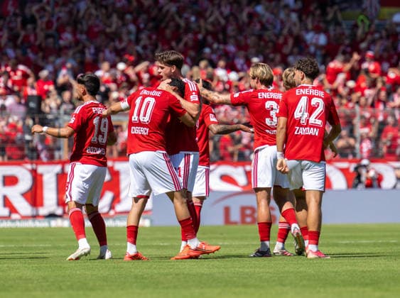Fussball, Herren, Saison 2026 2027, 2. Bundesliga (1. Spieltag), FC Energie Cottbus - Hannover 96, v.l. Jannis Boziaris (Energie Cottbus), Tolcay Cigerci (Energie Cottbus), Luca Erlein (Energie Cottbus), Henry Rorig (Energie Cottbus), Jannis Zaydan (Energie Cottbus), Jubel nach Tor zum 1:0, 09.08. 2026, *** Soccer, Men s, 2026–2027 Season, 2. Bundesliga, Matchday 1, FC Energie Cottbus vs. Hannover 96, from left: Jannis Boziaris (Energie Cottbus), Tolcay Cigerci (Energie Cottbus), Luca Erlein (Energie Cottbus), Henry Rorig (Energie Cottbus), Jannis Zaydan (Energie Cottbus), celebration after the 1–0 goal, August 9, 2026, Copyright: xSebastianxRäppold MatthiasxKochx