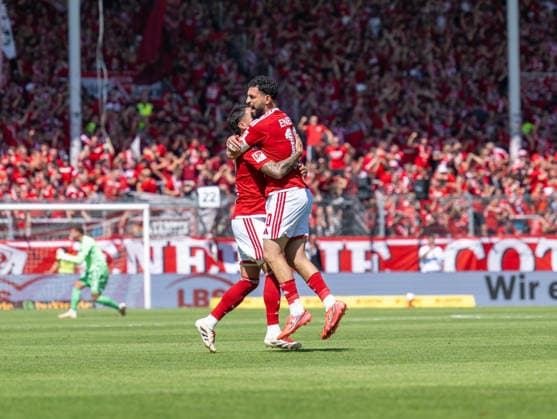 Fussball, Herren, Saison 2026 2027, 2. Bundesliga (1. Spieltag), FC Energie Cottbus - Hannover 96, v.l. Leonardo Bittencourt (Energie Cottbus), Tolcay Cigerci (Energie Cottbus), Jubel nach Tor zum 1:0, 09.08. 2026, *** Soccer, Men s, 2026–2027 Season, 2. Bundesliga, Matchday 1, FC Energie Cottbus vs. Hannover 96, from left: Leonardo Bittencourt (Energie Cottbus), Tolcay Cigerci (Energie Cottbus), celebrating after scoring the 1–0 goal, August 9, 2026, Copyright: xSebastianxRäppold MatthiasxKochx