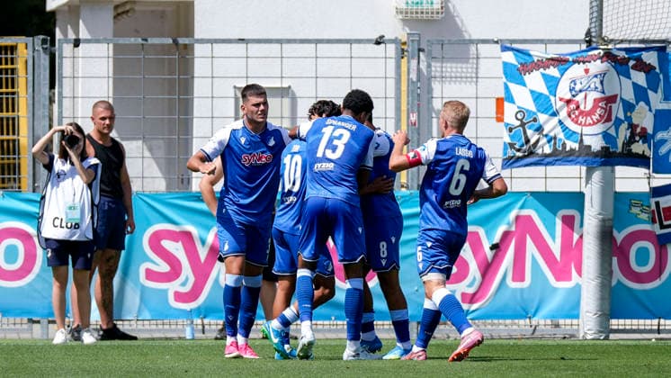 Spieler der TSG 1899 Hoffenheim II (U23), jubeln über das Tor zum 1:1, Jubel, Torjubel, Torerfolg, celebrate the goal, goal, celebration, jubelt ueber das Tor, Freuen, Freude, freut sich, optimistisch, positiv, Spielszene, Highlight, Action, Aktion, 09.08.2026, Sinsheim (Deutschland), Fussball, 3. Liga, TSG 1899 Hoffenheim II - Hansa Rostock, DFB DFL REGULATIONS PROHIBIT ANY USE OF PHOTOGRAPHS AS IMAGE SEQUENCES AND OR QUASI-VIDEO. *** Players from TSG 1899 Hoffenheim II U23 celebrate the goal that tied the game at 1-1, Celebration, goal celebration, goal scored, celebrating the goal, goal, celebration, cheering the goal, joy, happiness, happy, optimistic, positive, game scene, highlight, action, 09 08 2026, Sinsheim, Germany, soccer, 3. Liga, TSG 1899 Hoffenheim II vs. Hansa Rostock, DFB and DFL regulations prohibit any use of photographs as image sequences and or quasi-video xozx