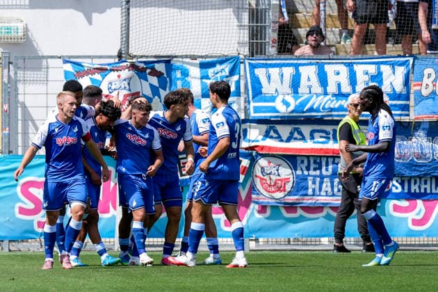 Spieler der TSG 1899 Hoffenheim II (U23), jubeln über das Tor zum 1:1, Jubel, Torjubel, Torerfolg, celebrate the goal, goal, celebration, jubelt ueber das Tor, Freuen, Freude, freut sich, optimistisch, positiv, Spielszene, Highlight, Action, Aktion, 09.08.2026, Sinsheim (Deutschland), Fussball, 3. Liga, TSG 1899 Hoffenheim II - Hansa Rostock, DFB DFL REGULATIONS PROHIBIT ANY USE OF PHOTOGRAPHS AS IMAGE SEQUENCES AND OR QUASI-VIDEO. *** Players from TSG 1899 Hoffenheim II U23 celebrate the goal that tied the game at 1-1, Celebration, goal celebration, goal scored, celebrating the goal, goal, celebration, cheering the goal, joy, happiness, happy, optimistic, positive, game scene, highlight, action, 09 08 2026, Sinsheim, Germany, soccer, 3. Liga, TSG 1899 Hoffenheim II vs. Hansa Rostock, DFB and DFL regulations prohibit any use of photographs as image sequences and or quasi-video xozx