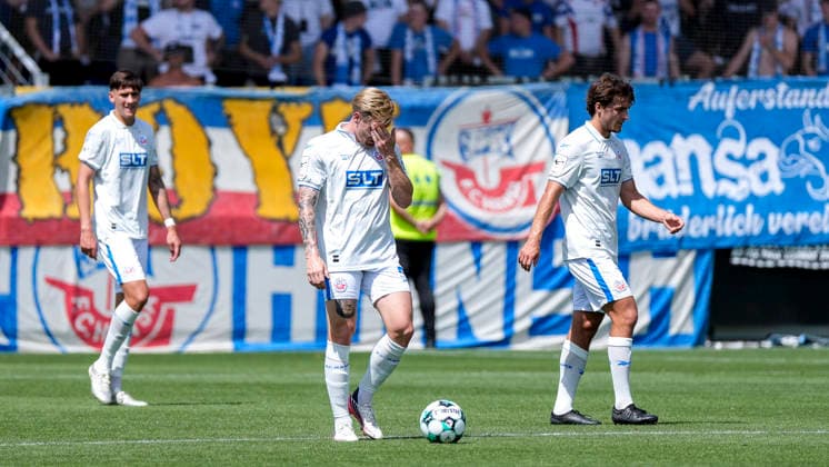 v.li.: Lukas Wallner (Rostock, 16), Andreas Voglsammer (Rostock, 9), Benno Dietze (Rostock, 42), Spieler vom F.C. Hansa Rostock, enttäuscht schauend, Enttäuschung, Frustration, disappointed, pessimistisch, nach dem Gegentor zum 1:1, Action, Aktion, Spielszene, 09.08.2026, Sinsheim (Deutschland), Fussball, 3. Liga, TSG 1899 Hoffenheim II - Hansa Rostock, DFB DFL REGULATIONS PROHIBIT ANY USE OF PHOTOGRAPHS AS IMAGE SEQUENCES AND OR QUASI-VIDEO. *** From left: Lukas Wallner (Rostock), 16; Andreas Voglsammer (Rostock), 9; Benno Dietze (Rostock), 42, players from FC Hansa Rostock, looking disappointed, disappointment, frustration, pessimistic, after conceding the goal that tied the score at 1–1, action, game scene, August 9, 2026, Sinsheim, Germany, soccer, 3. Liga, TSG 1899 Hoffenheim II vs. Hansa Rostock, DFB and DFL regulations prohibit any use of photographs as image sequences and or quasi-video xozx