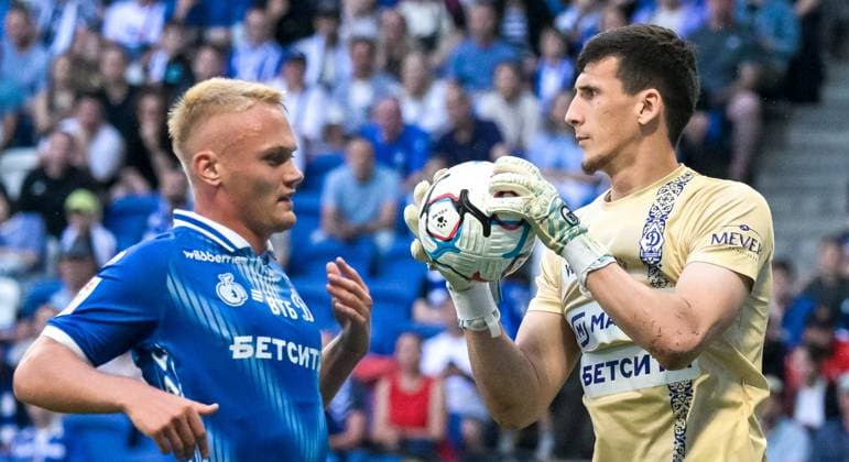 Russia Soccer Premier-League Dynamo - Dynamo Mkh 9219365 09.08.2026 Dynamo Mkh s goalkeeper Timur Magomedov catches the ball during the Russian Premier-League soccer match between Dynamo Moscow and Dynamo Makhachkala, in Moscow, Russia. Dynamo s Konstantin Tyukavin is at left. Vladimir Fedorenko Sputnik Moscow Russia  Copyright: xVladimirxFedorenkox