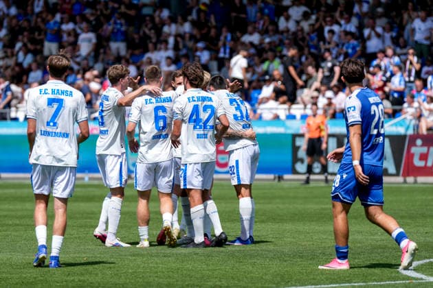 Spieler vom F.C. Hansa Rostock, jubeln über das Tor zum 1:2, Jubel, Torjubel, Torerfolg, celebrate the goal, goal, celebration, jubelt ueber das Tor, Freuen, Freude, freut sich, optimistisch, positiv, Spielszene, Highlight, Action, Aktion, 09.08.2026, Sinsheim (Deutschland), Fussball, 3. Liga, TSG 1899 Hoffenheim II - Hansa Rostock, DFB DFL REGULATIONS PROHIBIT ANY USE OF PHOTOGRAPHS AS IMAGE SEQUENCES AND OR QUASI-VIDEO. *** Players from F.C. Hansa Rostock celebrate the goal that made the score 1–2, Celebration, goal celebration, goal scored, celebrating the goal, goal, celebration, celebrating the goal, joy, happiness, happy, optimistic, positive, game scene, highlight, action, 09 08 2026, Sinsheim, Germany, soccer, 3rd Division, TSG 1899 Hoffenheim II vs. Hansa Rostock, DFB and DFL regulations prohibit any use of photographs as image sequences and or quasi-video xozx