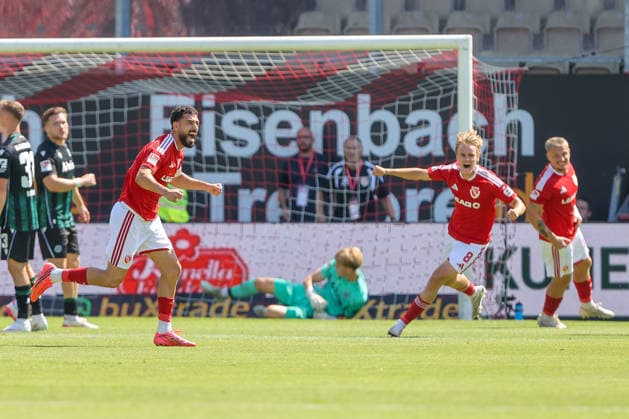 09.08.2026, xtgx, Fussball - 2.Bundesliga Energie Cottbus - Hannover 96 emspor, v.l. Tor zum 1:0 durch Tolcay Cigerci (Cottbus, 10), Jubel, Torjubel, jubelt ueber das Tor, celebrate the goal, celebration (DFL DFB REGULATIONS PROHIBIT ANY USE OF PHOTOGRAPHS as IMAGE SEQUENCES and or QUASI-VIDEO) Cottbus *** August 9, 2026, xtgx, Soccer, 2. Bundesliga, Energie Cottbus vs. Hannover 96, emspor, from left: Goal to make it 1–0 by Tolcay Cigerci (Cottbus), 10, Cheering, goal celebration, celebrating the goal, DFL DFB REGULATIONS PROHIBIT ANY USE OF PHOTOGRAPHS as IMAGE SEQUENCES and or QUASI-VIDEO Cottbus