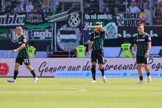 09.08.2026, xtgx, Fussball - 2.Bundesliga Energie Cottbus - Hannover 96 emspor, v.l. Maurice Neubauer (Hannover, 33), Boris Tomiak (Hannover, 3), Benjamin Källman (Hannover, 9) enttaeuscht, schaut enttaeuscht, niedergeschlagen, disappointed (DFL DFB REGULATIONS PROHIBIT ANY USE OF PHOTOGRAPHS as IMAGE SEQUENCES and or QUASI-VIDEO) Cottbus *** August 9, 2026, xtgx, Soccer, 2. Bundesliga, Energie Cottbus vs. Hannover 96, emspor, from left: Maurice Neubauer (Hannover), 33, Boris Tomiak, Hannover, 3, Benjamin Källman, Hannover, 9, disappointed, looks disappointed, dejected, disappointed. DFL and DFB regulations prohibit any use of photographs as image sequences and or quasi-video. Cottbus