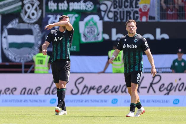 09.08.2026, xtgx, Fussball - 2.Bundesliga Energie Cottbus - Hannover 96 emspor, v.l. , Boris Tomiak (Hannover, 3), Benjamin Källman (Hannover, 9) enttaeuscht, schaut enttaeuscht, niedergeschlagen, disappointed (DFL DFB REGULATIONS PROHIBIT ANY USE OF PHOTOGRAPHS as IMAGE SEQUENCES and or QUASI-VIDEO) Cottbus *** August 9, 2026, xtgx, Soccer, 2. Bundesliga, Energie Cottbus vs. Hannover 96, emspor, from left, Boris Tomiak (Hannover), 3, Benjamin Källman Hannover, 9 disappointed, looks disappointed, dejected, disappointed DFL DFB REGULATIONS PROHIBIT ANY USE OF PHOTOGRAPHS as IMAGE SEQUENCES and or QUASI-VIDEO Cottbus