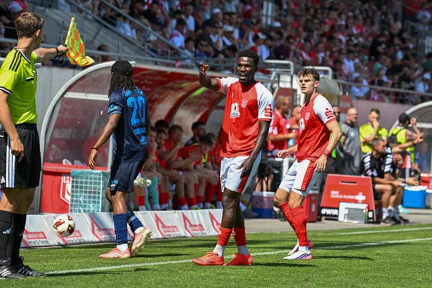 Fußball I Herren I Saison 2026-2027 I Regionalliga I 4. Spieltag I Hallescher FC - Chemnitzer FC I 09.08.2026 Bocar Baro (9, Hallescher FC) (2.v.r.) hadert mit einer Entscheidung des Linienrichters Halle (Saale) Leuna-Chemie-Stadion Sachsen-Anhalt Deutschland *** Soccer I Men s I 2026–2027 Season I Regionalliga I Matchday 4 I Hallescher FC vs. Chemnitzer FC I August 9, 2026, Bocar Baro 9, Hallescher FC 2 v r disputes a decision by the linesman Halle Saale Leuna Chemie Stadium Saxony-Anhalt Germany Copyright: xLobeca InesxHähnelx