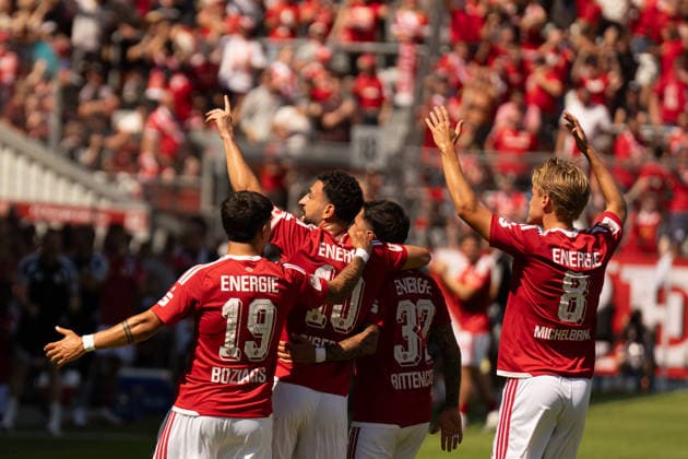 09.08.2026: Fußball: Energie Cottbus - Hannover 96, 2. Spieltag im LEAG Energie Stadion. Jubel Tolcay Cigerci (Energie Cottbus, 10) und Mannschaft nach dem Tor zum 1:0 für Energie Cottbus WICHTIGER HINWEIS: Gemäß den Vorgaben der DFL und des DFB ist es untersagt, in dem Stadion und oder vom Spiel angefertigte Fotoaufnahmen in Form von Sequenzbildern und oder videoähnlichen Fotostrecken zu verwerten bzw. verwerten zu lassen. *** August 9, 2026: Energie Cottbus vs. Hannover 96, Matchday 2 at the LEAG Energie Stadium: Tolcay Cigerci of Energie Cottbus celebrates, along with the team, after scoring the 1–0 goal for Energie Cottbus. IMPORTANT NOTICE: In accordance with the guidelines of the DFL and the DFB, it is prohibited to use or allow the use of photographs taken in the stadium and or during the game in the form of sequential images and or video-like photo sequences Copyright: xJamesxZabelx