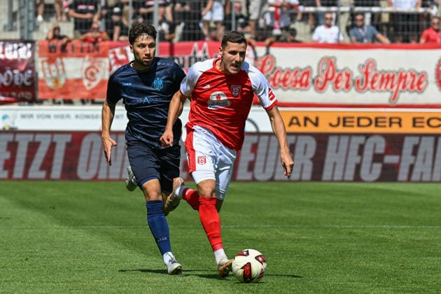 Fußball I Herren I Saison 2026-2027 I Regionalliga I 4. Spieltag I Hallescher FC - Chemnitzer FC I 09.08.2026 Spielszene Dennis Slamar (21, Chemnitzer FC), Niklas Landgraf (31, Hallescher FC) Halle (Saale) Leuna-Chemie-Stadion Sachsen-Anhalt Deutschland *** Soccer I Men s I 2026–2027 Season I Regionalliga I Matchday 4 I Hallescher FC vs. Chemnitzer FC I August 9, 2026 Match highlight: Dennis Slamar, 21, Chemnitzer FC, Niklas Landgraf 31, Hallescher FC, Halle (Saale), Leuna Chemie Stadium, Saxony-Anhalt, Germany Copyright: xLobeca InesxHähnelx
