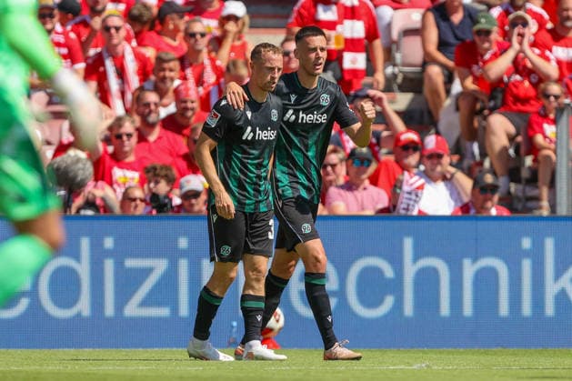 09.08.2026, xtgx, Fussball - 2.Bundesliga Energie Cottbus - Hannover 96 emspor, v.l. Jubel nach dem 1:1 durch Maurice Neubauer (Hannover, 33) (DFL DFB REGULATIONS PROHIBIT ANY USE OF PHOTOGRAPHS as IMAGE SEQUENCES and or QUASI-VIDEO) Cottbus *** August 9, 2026, xtgx, Soccer, 2. Bundesliga: Energie Cottbus vs. Hannover 96, emspor; from left: Celebrations after the 1–1 draw by Maurice Neubauer, Hannover, 33. DFL and DFB regulations prohibit any use of photographs as image sequences and or quasi-video. Cottbus