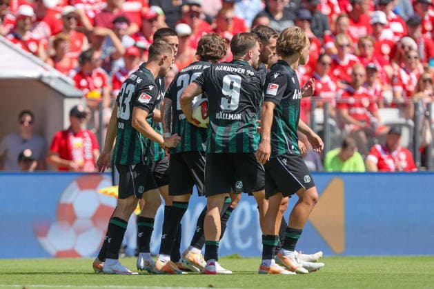 09.08.2026, xtgx, Fussball - 2.Bundesliga Energie Cottbus - Hannover 96 emspor, v.l. Jubel nach dem 1:1 durch Maurice Neubauer (Hannover, 33) (DFL DFB REGULATIONS PROHIBIT ANY USE OF PHOTOGRAPHS as IMAGE SEQUENCES and or QUASI-VIDEO) Cottbus *** August 9, 2026, xtgx, Soccer, 2. Bundesliga: Energie Cottbus vs. Hannover 96, emspor; from left: Celebrations after the 1–1 draw by Maurice Neubauer, Hannover, 33. DFL and DFB regulations prohibit any use of photographs as image sequences and or quasi-video. Cottbus