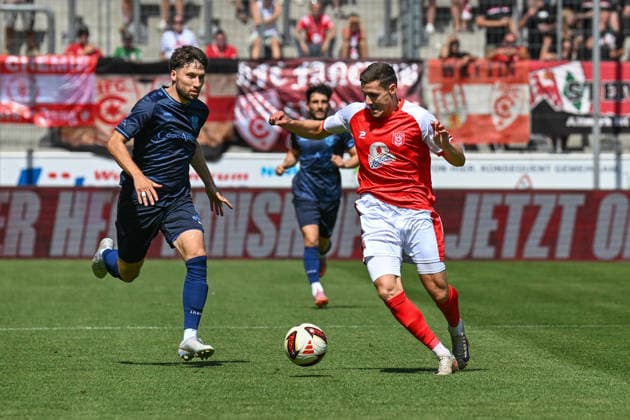 Fußball I Herren I Saison 2026-2027 I Regionalliga I 4. Spieltag I Hallescher FC - Chemnitzer FC I 09.08.2026 Spielszene Dennis Slamar (21, Chemnitzer FC), Niklas Landgraf (31, Hallescher FC) kämpfen um den Ball Halle (Saale) Leuna-Chemie-Stadion Sachsen-Anhalt Deutschland *** Soccer I Men s I 2026–2027 Season I Regional League I Matchday 4 I Hallescher FC vs. Chemnitzer FC I August 9, 2026 Match highlight: Dennis Slamar, 21, Chemnitzer FC, Niklas Landgraf (31), Hallescher FC, battle for the ball at the Halle Saale Leuna Chemie Stadium in Saxony-Anhalt, Germany Copyright: xLobeca InesxHähnelx