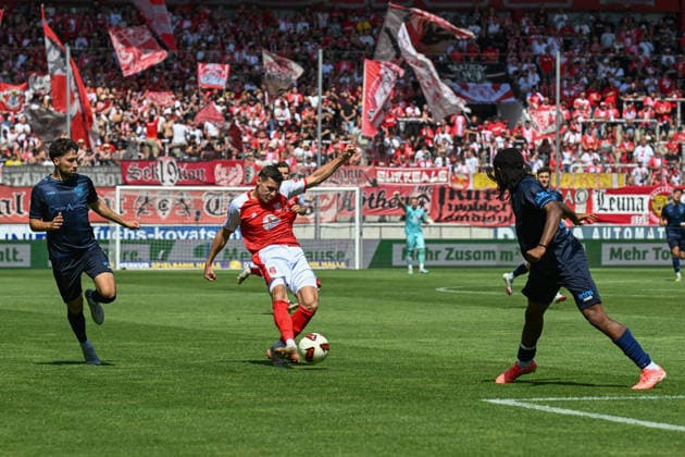 Fußball I Herren I Saison 2026-2027 I Regionalliga I 4. Spieltag I Hallescher FC - Chemnitzer FC I 09.08.2026 Niklas Landgraf (31, Hallescher FC) (M.) mit einer Hereingabe Halle (Saale) Leuna-Chemie-Stadion Sachsen-Anhalt Deutschland *** Soccer I Men s Team I 2026–2027 Season I Regionalliga I Matchday 4 I Hallescher FC vs. Chemnitzer FC I August 9, 2026 Niklas Landgraf 31, Hallescher FC M with a cross at Halle Saale Leuna Chemie Stadium, Saxony-Anhalt, Germany Copyright: xLobeca InesxHähnelx