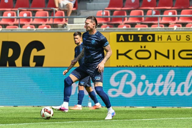Fußball I Herren I Saison 2026-2027 I Regionalliga I 4. Spieltag I Hallescher FC - Chemnitzer FC I 09.08.2026 Jan Löhmannsröben (4, Chemnitzer FC) am Ball Freisteller, Nahaufnahme, Porträt, Portrait, Einzelfoto, Einzelbild, Körper Halle (Saale) Leuna-Chemie-Stadion Sachsen-Anhalt Deutschland *** Soccer I Men s I 2026–2027 Season I Regional League I Matchday 4 I Hallescher FC vs. Chemnitzer FC I August 9, 2026, Jan Löhmannsröben 4, Chemnitzer FC in action (cropped image), close-up, Portrait, Individual Photo, Single Image, Body, Halle, Saale, Leuna, Chemie Stadium, Saxony-Anhalt, Germany Copyright: xLobeca InesxHähnelx