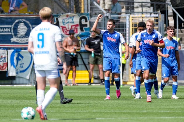 Torschütze Jakov Dedic (TSG II, 36) ballt die Faust, Spieler der TSG 1899 Hoffenheim II (U23), jubeln über das Tor zum 2:2, Jubel, Torjubel, Torerfolg, celebrate the goal, goal, celebration, jubelt ueber das Tor, Freuen, Freude, freut sich, optimistisch, positiv, Spielszene, Highlight, Action, Aktion, 09.08.2026, Sinsheim (Deutschland), Fussball, 3. Liga, TSG 1899 Hoffenheim II - Hansa Rostock, DFB DFL REGULATIONS PROHIBIT ANY USE OF PHOTOGRAPHS AS IMAGE SEQUENCES AND OR QUASI-VIDEO. *** Goal scorer Jakov Dedic of TSG II, 36, pumps his fist; players from TSG 1899 Hoffenheim II U23 celebrate the goal that tied the game at 2–2, Celebration, goal celebration, scoring a goal, celebrating the goal, goal, celebration, celebrating the goal, joy, happiness, happy, optimistic, positive, game scene, highlight, action, 09 08 2026, Sinsheim, Germany, soccer, 3rd League, TSG 1899 Hoffenheim II vs. Hansa Rostock, DFB and DFL regulations prohibit any use of photographs as image sequences and or quasi-video xozx