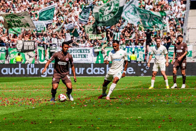 Deutschland: Fußball 2. Bundesliga 2026 27, 1. Spieltag FC St. Pauli vs SpVgg Greuther Fürth Fuerth Millerntor-Stadion (Hamburg): Joel Chima Fujita (FC St. Pauli, 16), Sacha Banse (SpVgg Greuther Fuerth, 6) *** Germany Soccer 2. Bundesliga 2026–27, Matchday 1: FC St. Pauli vs. SpVgg Greuther Fürth, Millerntor Stadium, Hamburg; Joel Chima Fujita (FC St. Pauli, 16), Sacha Banse (SpVgg Greuther Fürth, 6) Copyright: xStefanxTrochax