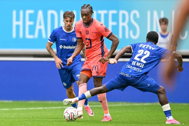 260809 AA Gent vs KV Mechelen Leonardo Lopes Da Silva (22) of AA Gent defending on Dikeni-Rafid Salifou (8) of KV Mechelen during the Jupiler Pro League season 2026 - 2027 matchday 1 game between AA Gent and KV Mechelen on August 9 , 2026 in Gent, Belgium. (Photo by David Catry Isosport) Gent Belgium  Copyright: xDavidxCatryx 20260809DC2_9156