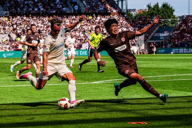 Deutschland: Fußball 2. Bundesliga 2026 27, 1. Spieltag FC St. Pauli vs SpVgg Greuther Fürth Fuerth Millerntor-Stadion (Hamburg): Felix Klaus (SpVgg Greuther Fuerth, 30), Tomoya Ando (FC St. Pauli, 15), Schuss mit Block *** Germany Soccer 2. Bundesliga 2026–27, Matchday 1: FC St. Pauli vs. SpVgg Greuther Fürth, Millerntor Stadium, Hamburg; Felix Klaus (SpVgg Greuther Fürth), 30; Tomoya Ando (FC St. Pauli), 15; Shot blocked Copyright: xStefanxTrochax