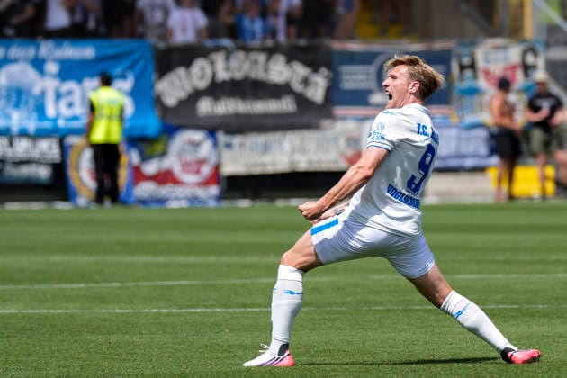 Torschütze Andreas Voglsammer (Rostock, 9), Spieler vom F.C. Hansa Rostock, jubelt über das Tor zum 0:1, Jubel, jubeln, Torjubel, Torerfolg, celebrate the goal, goal, celebration, jubelt ueber das Tor, Freuen, Freude, freut sich, optimistisch, positiv, Spielszene, Highlight, Freisteller, Ganzkörper, Einzelbild, Einzelfoto, Aktion, Action, 09.08.2026, Sinsheim (Deutschland), Fussball, 3. Liga, TSG 1899 Hoffenheim II - Hansa Rostock, DFB DFL REGULATIONS PROHIBIT ANY USE OF PHOTOGRAPHS AS IMAGE SEQUENCES AND OR QUASI-VIDEO. *** Goal scorer Andreas Voglsammer (Rostock, No. 9), a player for FC Hansa Rostock, celebrates the goal that makes the score 0–1; celebration, celebrating, goal celebration, goal scored, celebrate the goal, goal, celebration, celebrating the goal, joy, happiness, happy, optimistic, positive, game scene, highlight, cropped image, full-body shot, single frame, single photo, action, 09 08 2026, Sinsheim, Germany, soccer, 3rd Division, TSG 1899 Hoffenheim II vs. Hansa Rostock, DFB and DFL regulations prohibit any use of photographs as image sequences and or quasi-video xozx