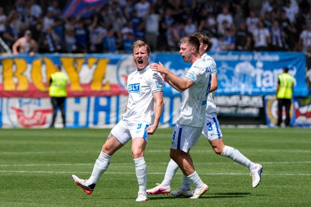 v.li.: Torschütze Andreas Voglsammer (Rostock, 9), Jonas Dirkner (Rostock, 6), Florian Bohnert (Rostock, 3), Spieler vom F.C. Hansa Rostock, jubeln über das Tor zum 0:1, Jubel, Torjubel, Torerfolg, celebrate the goal, goal, celebration, jubelt ueber das Tor, Freuen, Freude, freut sich, optimistisch, positiv, Spielszene, Highlight, Action, Aktion, 09.08.2026, Sinsheim (Deutschland), Fussball, 3. Liga, TSG 1899 Hoffenheim II - Hansa Rostock, DFB DFL REGULATIONS PROHIBIT ANY USE OF PHOTOGRAPHS AS IMAGE SEQUENCES AND OR QUASI-VIDEO. *** From left: Goal scorer Andreas Voglsammer (Rostock, 9), Jonas Dirkner (Rostock, 6), Florian Bohnert (Rostock, 3), players from FC Hansa Rostock, celebrating the goal that made it 0–1, Celebration, goal celebration, scoring a goal, celebrate the goal, goal, celebration, celebrating the goal, joy, happiness, happy, optimistic, positive, game scene, highlight, action, 09 08 2026, Sinsheim, Germany, soccer, 3rd Division, TSG 1899 Hoffenheim II vs. Hansa Rostock, DFB and DFL regulations prohibit any use of photographs as image sequences and or quasi-video xozx