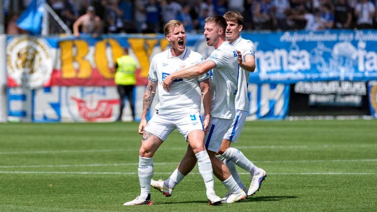 v.li.: Torschütze Andreas Voglsammer (Rostock, 9), Jonas Dirkner (Rostock, 6), Florian Bohnert (Rostock, 3), Spieler vom F.C. Hansa Rostock, jubeln über das Tor zum 0:1, Jubel, Torjubel, Torerfolg, celebrate the goal, goal, celebration, jubelt ueber das Tor, Freuen, Freude, freut sich, optimistisch, positiv, Spielszene, Highlight, Action, Aktion, 09.08.2026, Sinsheim (Deutschland), Fussball, 3. Liga, TSG 1899 Hoffenheim II - Hansa Rostock, DFB DFL REGULATIONS PROHIBIT ANY USE OF PHOTOGRAPHS AS IMAGE SEQUENCES AND OR QUASI-VIDEO. *** From left: Goal scorer Andreas Voglsammer (Rostock, 9), Jonas Dirkner (Rostock, 6), Florian Bohnert (Rostock, 3), players from FC Hansa Rostock, celebrating the goal that made it 0–1, Celebration, goal celebration, scoring a goal, celebrate the goal, goal, celebration, celebrating the goal, joy, happiness, happy, optimistic, positive, game scene, highlight, action, 09 08 2026, Sinsheim, Germany, soccer, 3rd Division, TSG 1899 Hoffenheim II vs. Hansa Rostock, DFB and DFL regulations prohibit any use of photographs as image sequences and or quasi-video xozx