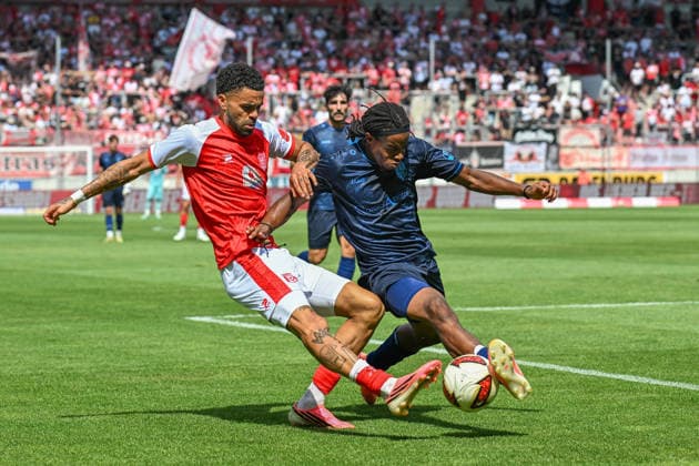 Fußball I Herren I Saison 2026-2027 I Regionalliga I 4. Spieltag I Hallescher FC - Chemnitzer FC I 09.08.2026 Zweikampf Stanley Ratifo (30, Hallescher FC), Ken Tchouangue (20, Chemnitzer FC) Halle (Saale) Leuna-Chemie-Stadion Sachsen-Anhalt Deutschland *** Soccer I Men s I 2026–2027 Season I Regionalliga I Matchday 4 I Hallescher FC vs. Chemnitzer FC I August 9, 2026 Tackle by Stanley Ratifo, 30, Hallescher FC, Ken Tchouangue 20, Chemnitzer FC, Halle Saale, Leuna Chemie Stadium, Saxony-Anhalt, Germany Copyright: xLobeca InesxHähnelx