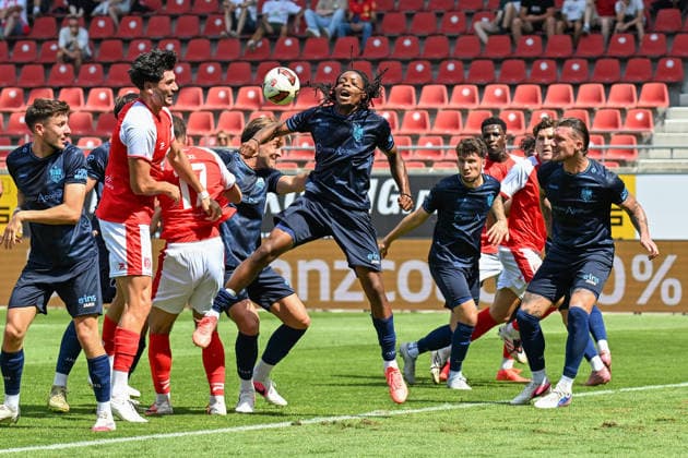 Fußball I Herren I Saison 2026-2027 I Regionalliga I 4. Spieltag I Hallescher FC - Chemnitzer FC I 09.08.2026 Ken Tchouangue (20, Chemnitzer FC) (Mitte) leitet den Eckball per Kopf aus dem Strafraum Halle (Saale) Leuna-Chemie-Stadion Sachsen-Anhalt Deutschland *** Soccer I Men s I 2026–2027 Season I Regionalliga I Matchday 4 I Hallescher FC vs. Chemnitzer FC I August 9, 2026 Ken Tchouangue 20, Chemnitzer FC’s Mitte clears the corner kick with a header from the penalty area at Halle Saale Leuna Chemie Stadium, Saxony-Anhalt, Germany Copyright: xLobeca InesxHähnelx