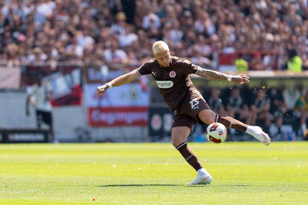 Louis Oppie (FC St. Pauli, 23) Torschuss Torchance, GER, FC St. Pauli vs. SpVgg Greuther Fuerth, Fussball, 2. Bundesliga, Spieltag 1, Saison 2026 2027, 09.08.2026 DFL REGULATIONS PROHIBIT ANY USE OF PHOTOGRAPHS AS IMAGE SEQUENCES AND OR QUASI-VIDEO GER, FC St. Pauli vs. SpVgg Greuther Fuerth, Fussball, 2. Bundesliga, Spieltag 1, Saison 2026 2027, 09.08.2026 Hamburg *** Louis Oppie, FC St. Pauli, 23 shots on goal, scoring chances, GER, FC St. Pauli vs. SpVgg Greuther Fürth, soccer, 2. Bundesliga, Matchday 1, 2026–2027 season, August 9, 2026 DFL regulations prohibit any use of photographs as image sequences and or quasi-video, GER, FC St. Pauli vs. SpVgg Greuther Fürth, Soccer, 2. Bundesliga, Matchday 1, 2026–2027 Season, August 9, 2026, Hamburg Copyright: xEibner-Pressefoto MaxxVincenx EP_MVN