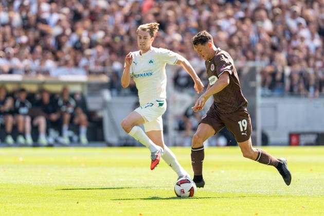 Martijn Kaars (FC St. Pauli, 19) im Dribbling gegen Luca Itter (SpVgg Greuther Fuerth, 27), GER, FC St. Pauli vs. SpVgg Greuther Fuerth, Fussball, 2. Bundesliga, Spieltag 1, Saison 2026 2027, 09.08.2026 DFL REGULATIONS PROHIBIT ANY USE OF PHOTOGRAPHS AS IMAGE SEQUENCES AND OR QUASI-VIDEO GER, FC St. Pauli vs. SpVgg Greuther Fuerth, Fussball, 2. Bundesliga, Spieltag 1, Saison 2026 2027, 09.08.2026 Hamburg *** Martijn Kaars (FC St. Pauli), 19, dribbling past Luca Itter (SpVgg Greuther Fürth), 27, GER, FC St. Pauli vs. SpVgg Greuther Fürth, soccer, 2. Bundesliga, Matchday 1, 2026–2027 season, August 9, 2026 DFL regulations prohibit any use of photographs as image sequences and or quasi-video, GER, FC St. Pauli vs. SpVgg Greuther Fürth, Soccer, 2. Bundesliga, Matchday 1, 2026–2027 Season, August 9, 2026, Hamburg Copyright: xEibner-Pressefoto MaxxVincenx EP_MVN