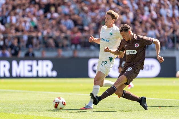 Martijn Kaars (FC St. Pauli, 19) Torschuss Torchance, Luca Itter (SpVgg Greuther Fuerth, 27), GER, FC St. Pauli vs. SpVgg Greuther Fuerth, Fussball, 2. Bundesliga, Spieltag 1, Saison 2026 2027, 09.08.2026 DFL REGULATIONS PROHIBIT ANY USE OF PHOTOGRAPHS AS IMAGE SEQUENCES AND OR QUASI-VIDEO GER, FC St. Pauli vs. SpVgg Greuther Fuerth, Fussball, 2. Bundesliga, Spieltag 1, Saison 2026 2027, 09.08.2026 Hamburg *** Martijn Kaars, FC St. Pauli, 19 shots on goal, scoring chances; Luca Itter, SpVgg Greuther Fürth, 27, GER, FC St. Pauli vs. SpVgg Greuther Fürth, soccer, 2. Bundesliga, Matchday 1, 2026–2027 season, August 9, 2026 DFL regulations prohibit any use of photographs as image sequences and or quasi-video, GER, FC St. Pauli vs. SpVgg Greuther Fürth, Soccer, 2. Bundesliga, Matchday 1, 2026–2027 Season, August 9, 2026, Hamburg Copyright: xEibner-Pressefoto MaxxVincenx EP_MVN