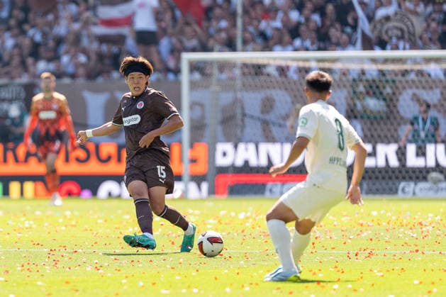 Tomoya Ando (FC St. Pauli, 15) Pass, Shinta Appelkamp (SpVgg Greuther Fuerth, 08), GER, FC St. Pauli vs. SpVgg Greuther Fuerth, Fussball, 2. Bundesliga, Spieltag 1, Saison 2026 2027, 09.08.2026 DFL REGULATIONS PROHIBIT ANY USE OF PHOTOGRAPHS AS IMAGE SEQUENCES AND OR QUASI-VIDEO GER, FC St. Pauli vs. SpVgg Greuther Fuerth, Fussball, 2. Bundesliga, Spieltag 1, Saison 2026 2027, 09.08.2026 Hamburg *** Tomoya Ando, FC St. Pauli, 15 passes; Shinta Appelkamp, SpVgg Greuther Fürth, 08, GER; FC St. Pauli vs. SpVgg Greuther Fürth, soccer, 2. Bundesliga, Matchday 1, 2026–2027 season, August 9, 2026 DFL regulations prohibit any use of photographs as image sequences and or quasi-video, GER, FC St. Pauli vs. SpVgg Greuther Fürth, Soccer, 2. Bundesliga, Matchday 1, 2026–2027 Season, August 9, 2026, Hamburg Copyright: xEibner-Pressefoto MaxxVincenx EP_MVN