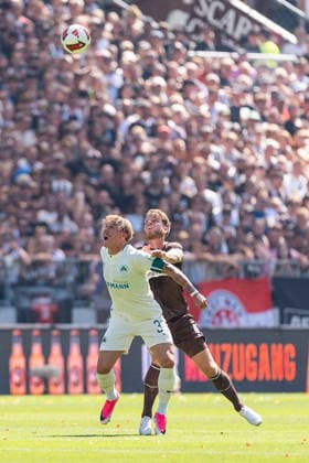 Felix Klaus (SpVgg Greuther Fuerth, 30) Kopfballduell Marcus Mathisen (FC St. Pauli, 06), GER, FC St. Pauli vs. SpVgg Greuther Fuerth, Fussball, 2. Bundesliga, Spieltag 1, Saison 2026 2027, 09.08.2026 DFL REGULATIONS PROHIBIT ANY USE OF PHOTOGRAPHS AS IMAGE SEQUENCES AND OR QUASI-VIDEO GER, FC St. Pauli vs. SpVgg Greuther Fuerth, Fussball, 2. Bundesliga, Spieltag 1, Saison 2026 2027, 09.08.2026 Hamburg *** Felix Klaus, SpVgg Greuther Fürth, 30; header duel with Marcus Mathisen, FC St. Pauli, 06, GER; FC St. Pauli vs. SpVgg Greuther Fürth, soccer, 2. Bundesliga, Matchday 1, 2026–2027 season, August 9, 2026 DFL regulations prohibit any use of photographs as image sequences and or quasi-video, GER, FC St. Pauli vs. SpVgg Greuther Fürth, Soccer, 2. Bundesliga, Matchday 1, 2026–2027 Season, August 9, 2026, Hamburg Copyright: xEibner-Pressefoto MaxxVincenx EP_MVN
