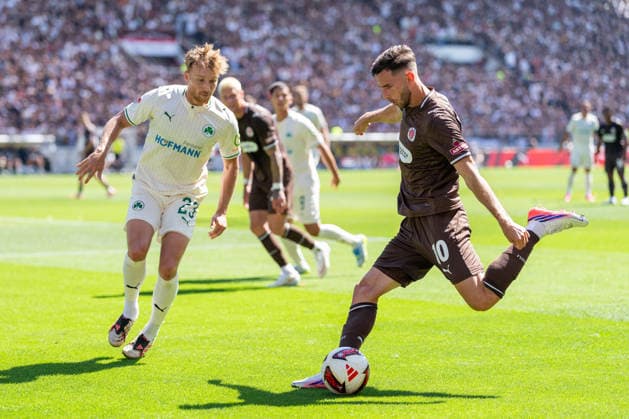 Branimir Hrgota (FC St. Pauli, 10) Flanke, Jannik Dehm (SpVgg Greuther Fuerth, 23), GER, FC St. Pauli vs. SpVgg Greuther Fuerth, Fussball, 2. Bundesliga, Spieltag 1, Saison 2026 2027, 09.08.2026 DFL REGULATIONS PROHIBIT ANY USE OF PHOTOGRAPHS AS IMAGE SEQUENCES AND OR QUASI-VIDEO GER, FC St. Pauli vs. SpVgg Greuther Fuerth, Fussball, 2. Bundesliga, Spieltag 1, Saison 2026 2027, 09.08.2026 Hamburg *** Branimir Hrgota, FC St. Pauli, 10th cross; Jannik Dehm, SpVgg Greuther Fürth, 23rd, GER, FC St. Pauli vs. SpVgg Greuther Fürth, soccer, 2. Bundesliga, Matchday 1, 2026–2027 season, August 9, 2026 DFL regulations prohibit any use of photographs as image sequences and or quasi-video, GER, FC St. Pauli vs. SpVgg Greuther Fürth, Soccer, 2. Bundesliga, Matchday 1, 2026–2027 Season, August 9, 2026, Hamburg Copyright: xEibner-Pressefoto MaxxVincenx EP_MVN