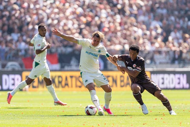 Felix Klaus (SpVgg Greuther Fuerth, 30) im Zweikampf mit Joel Chima Fujita (FC St. Pauli, 16), GER, FC St. Pauli vs. SpVgg Greuther Fuerth, Fussball, 2. Bundesliga, Spieltag 1, Saison 2026 2027, 09.08.2026 DFL REGULATIONS PROHIBIT ANY USE OF PHOTOGRAPHS AS IMAGE SEQUENCES AND OR QUASI-VIDEO GER, FC St. Pauli vs. SpVgg Greuther Fuerth, Fussball, 2. Bundesliga, Spieltag 1, Saison 2026 2027, 09.08.2026 Hamburg *** Felix Klaus (SpVgg Greuther Fürth), 30, in a tackle with Joel Chima Fujita (FC St. Pauli), 16, GER, FC St. Pauli vs. SpVgg Greuther Fürth, Soccer, 2. Bundesliga, Matchday 1, 2026–2027 Season, August 9, 2026 DFL regulations prohibit any use of photographs as image sequences and or quasi-video, GER, FC St. Pauli vs. SpVgg Greuther Fürth, Soccer, 2. Bundesliga, Matchday 1, 2026–2027 Season, August 9, 2026, Hamburg Copyright: xEibner-Pressefoto MaxxVincenx EP_MVN